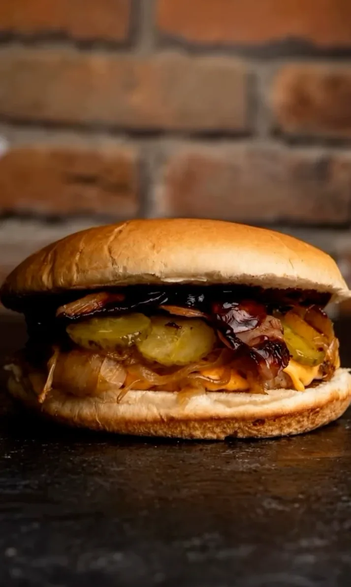 Hamburguesa con cebolla caramelizada