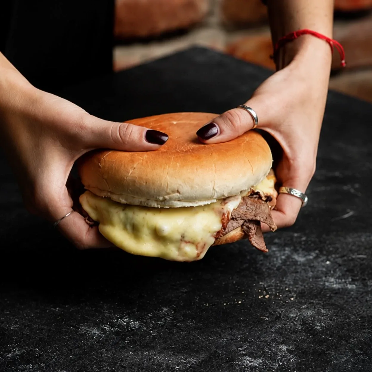 Sándwich con queso derretido
