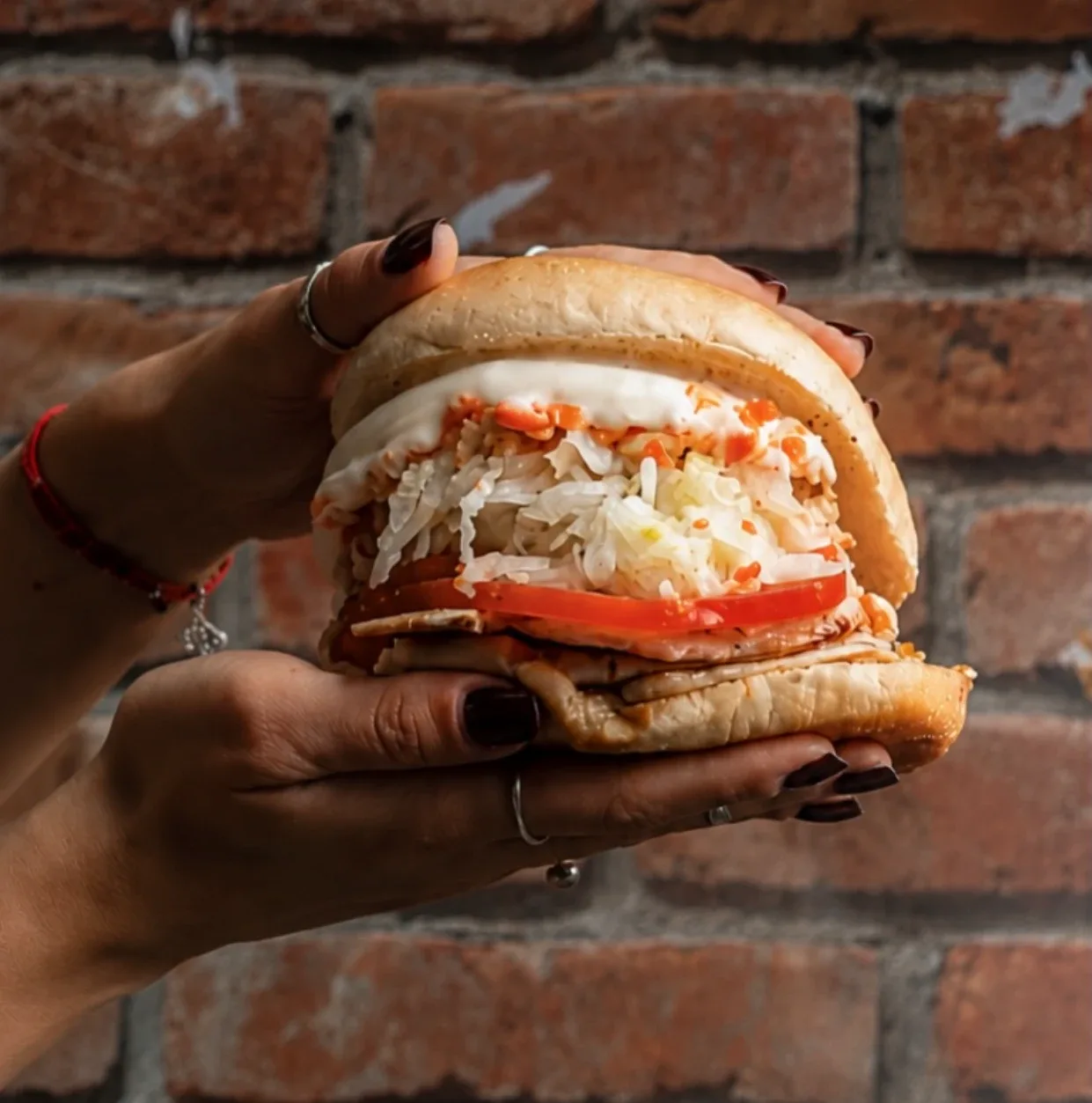 Sándwich con repollo y tomate